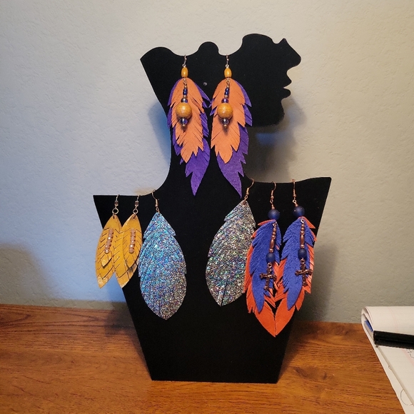 4 pairs of fish hook feather earrings - Picture 3 of 8